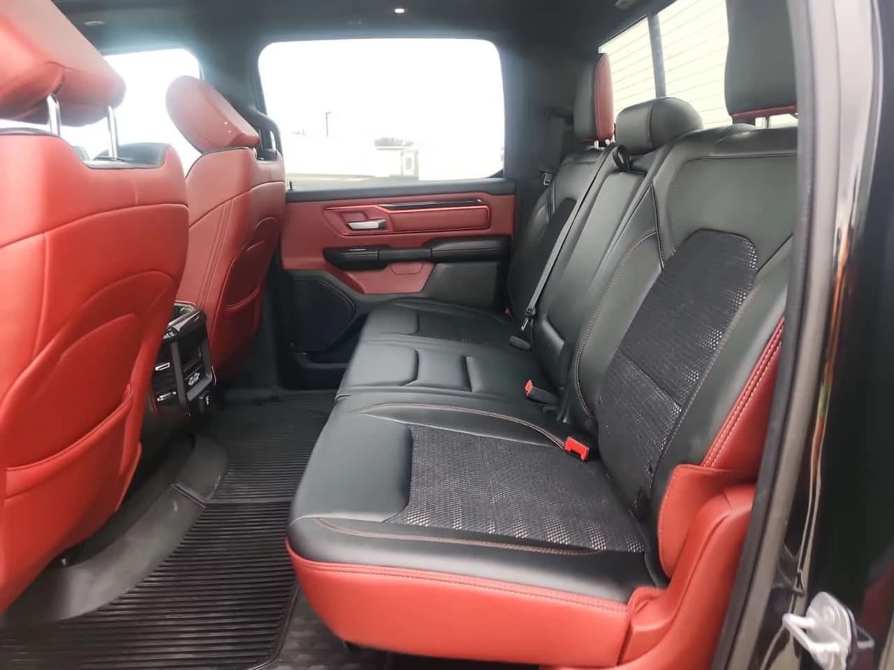 Dodge RAM 1500 * REBEL CREW CAB SHORT BED * CARFAX * HEMI V8 5.7, снимка 12 - Автомобили и джипове - 53796957