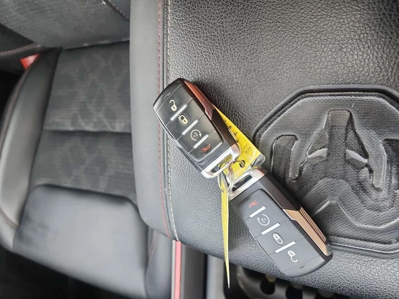 Dodge RAM 1500 * REBEL CREW CAB SHORT BED * CARFAX * HEMI V8 5.7, снимка 8 - Автомобили и джипове - 53796957