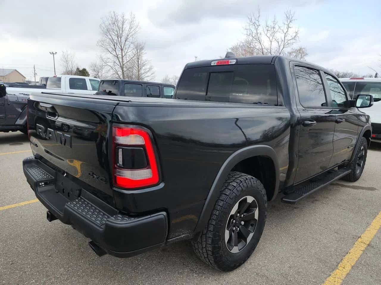 Dodge RAM 1500 * REBEL CREW CAB SHORT BED * CARFAX * HEMI V8 5.7, снимка 3 - Автомобили и джипове - 53796957