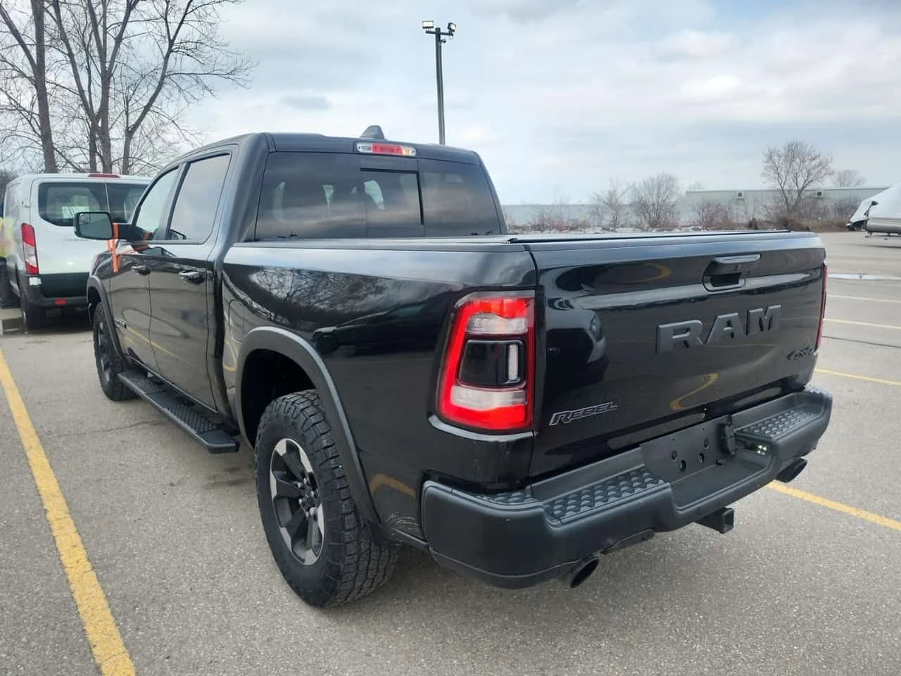 Dodge RAM 1500 * REBEL CREW CAB SHORT BED * CARFAX * HEMI V8 5.7, снимка 4 - Автомобили и джипове - 53796957