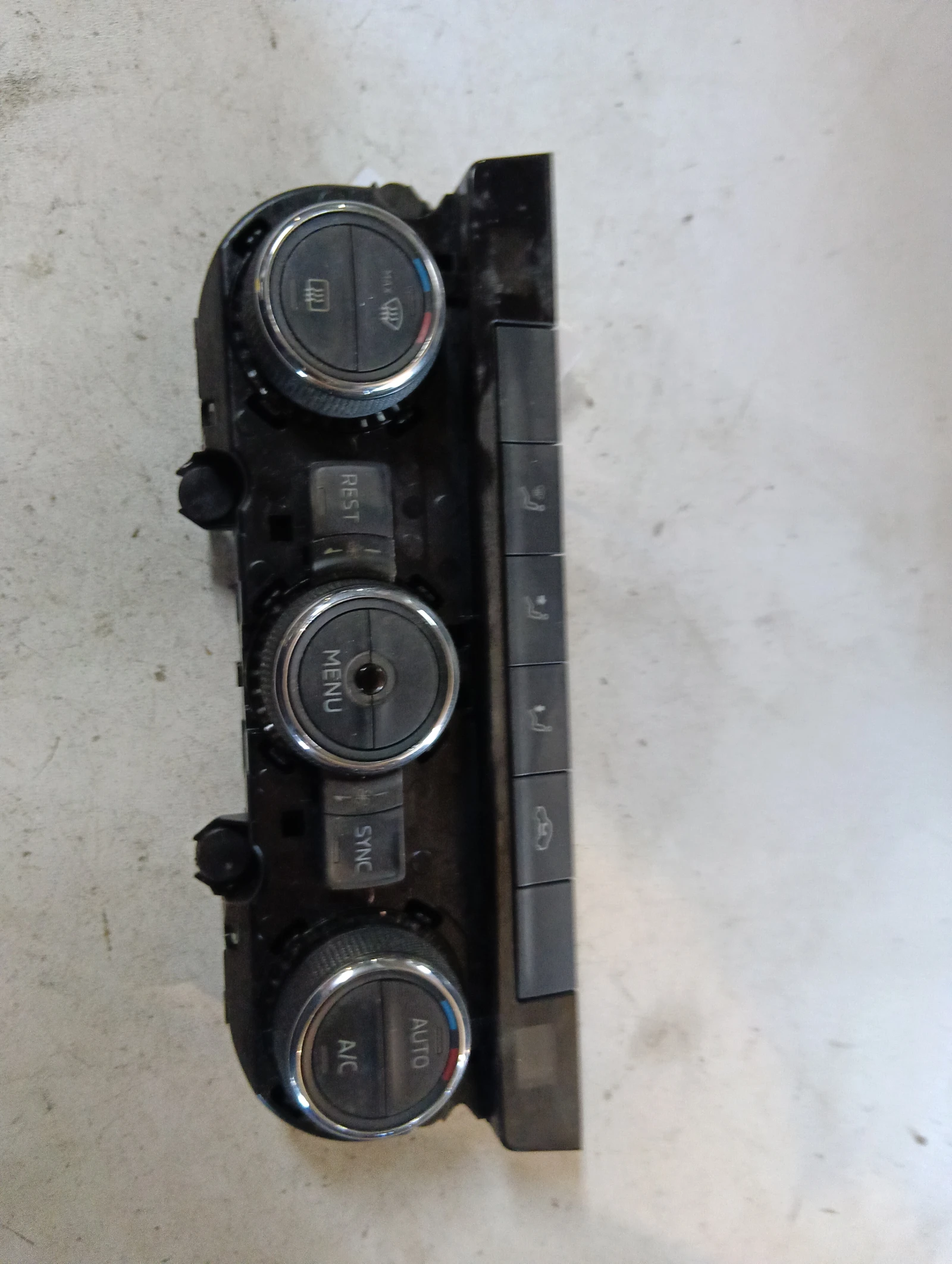 климатроник преден 3V0907044AQ Skoda Superb