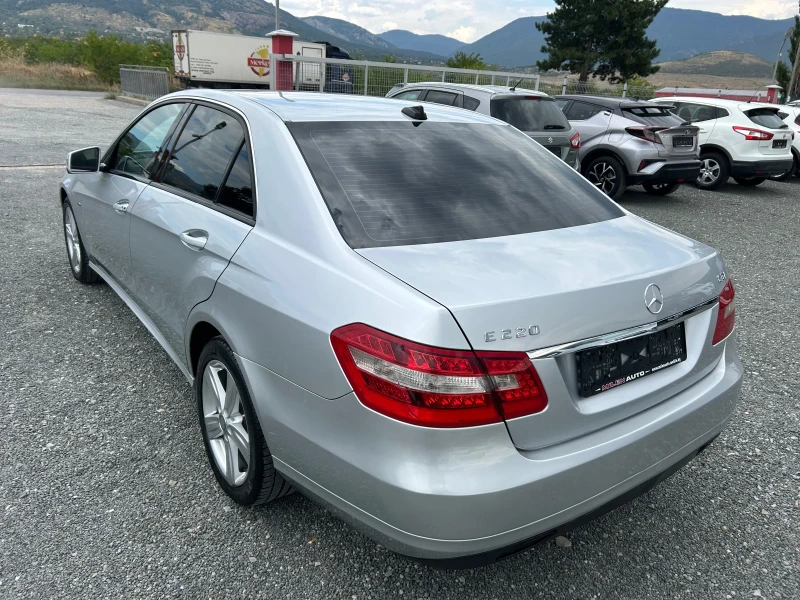 Mercedes-Benz E 220 (KATO НОВА), снимка 8 - Автомобили и джипове - 46785396