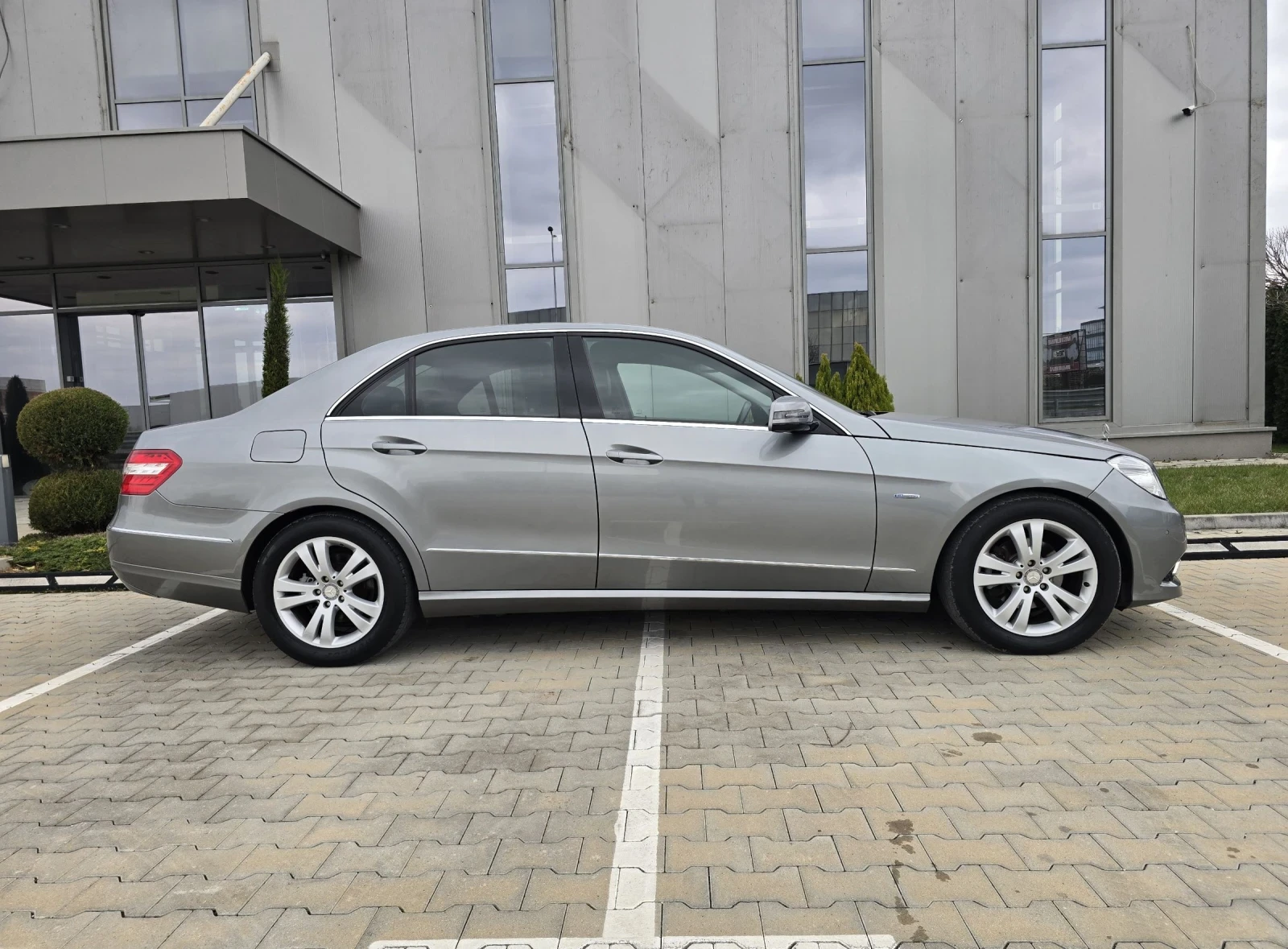 Mercedes-Benz E 220 Cdi Avantgarde, снимка 3 - Автомобили и джипове - 53908359