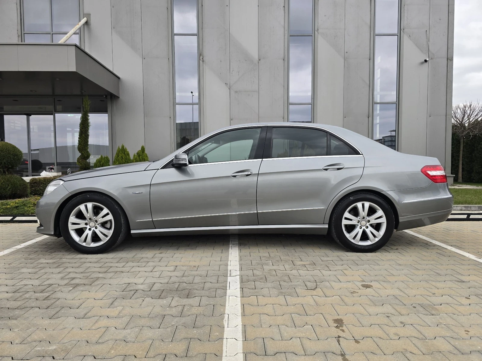 Mercedes-Benz E 220 Cdi Avantgarde, снимка 6 - Автомобили и джипове - 53908359