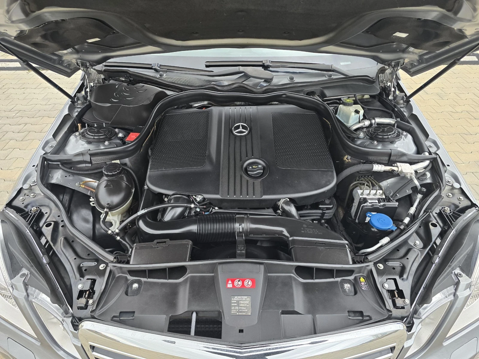 Mercedes-Benz E 220 Cdi Avantgarde, снимка 13 - Автомобили и джипове - 53908359