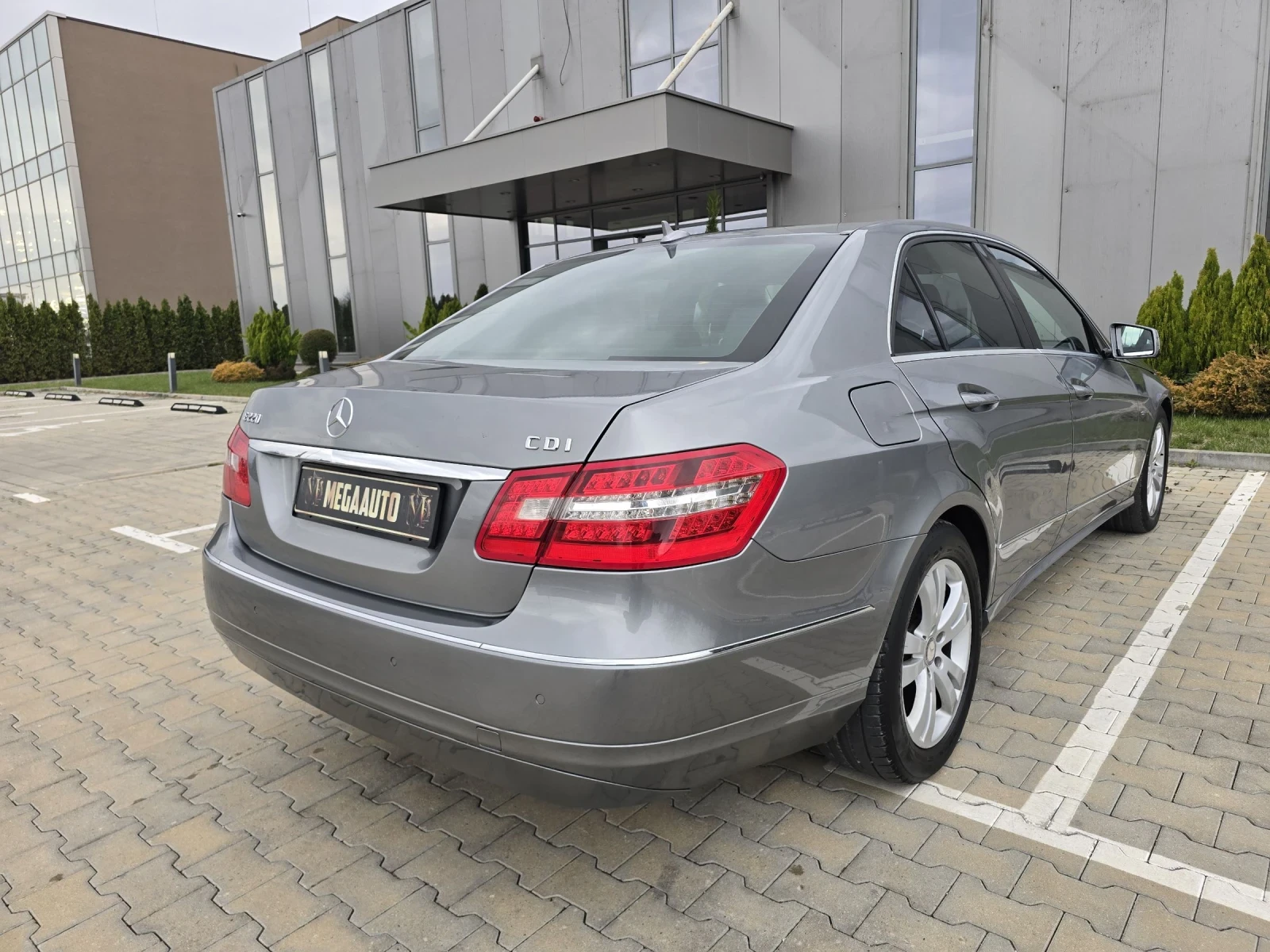 Mercedes-Benz E 220 Cdi Avantgarde, снимка 4 - Автомобили и джипове - 53908359