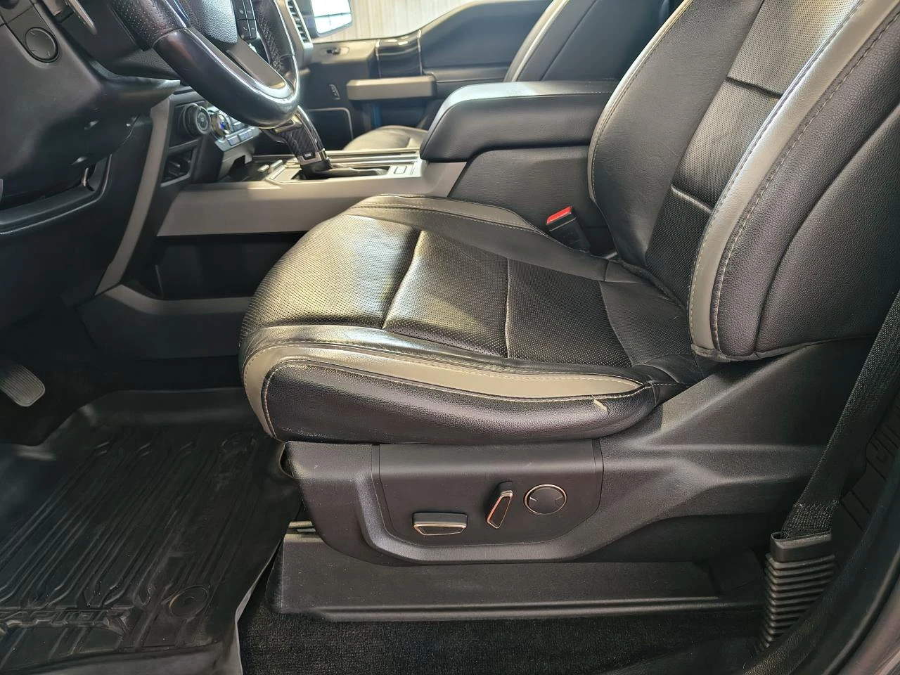 Ford Raptor BRAKE ASSIST* CAMERA* PANOSUNROOF* , снимка 14 - Автомобили и джипове - 53745807