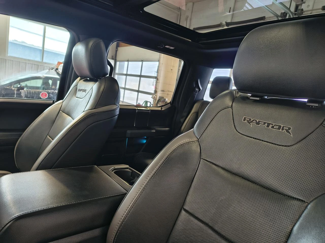 Ford Raptor BRAKE ASSIST* CAMERA* PANOSUNROOF* , снимка 15 - Автомобили и джипове - 53745807