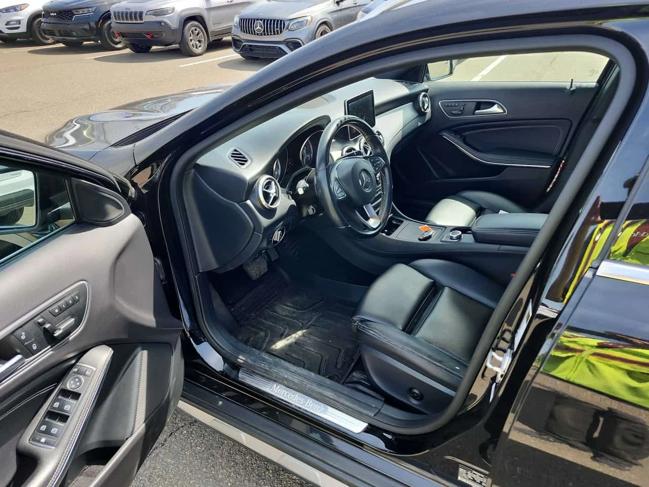 Mercedes-Benz GLA 250 ПАМЕТ| ПОДГРЕВИ| CARFAX| , снимка 7 - Автомобили и джипове - 54456006