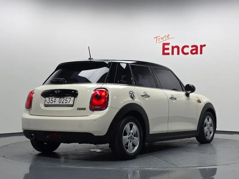Mini Cooper Basic Model 3Rd Generation, снимка 2 - Автомобили и джипове - 55901154