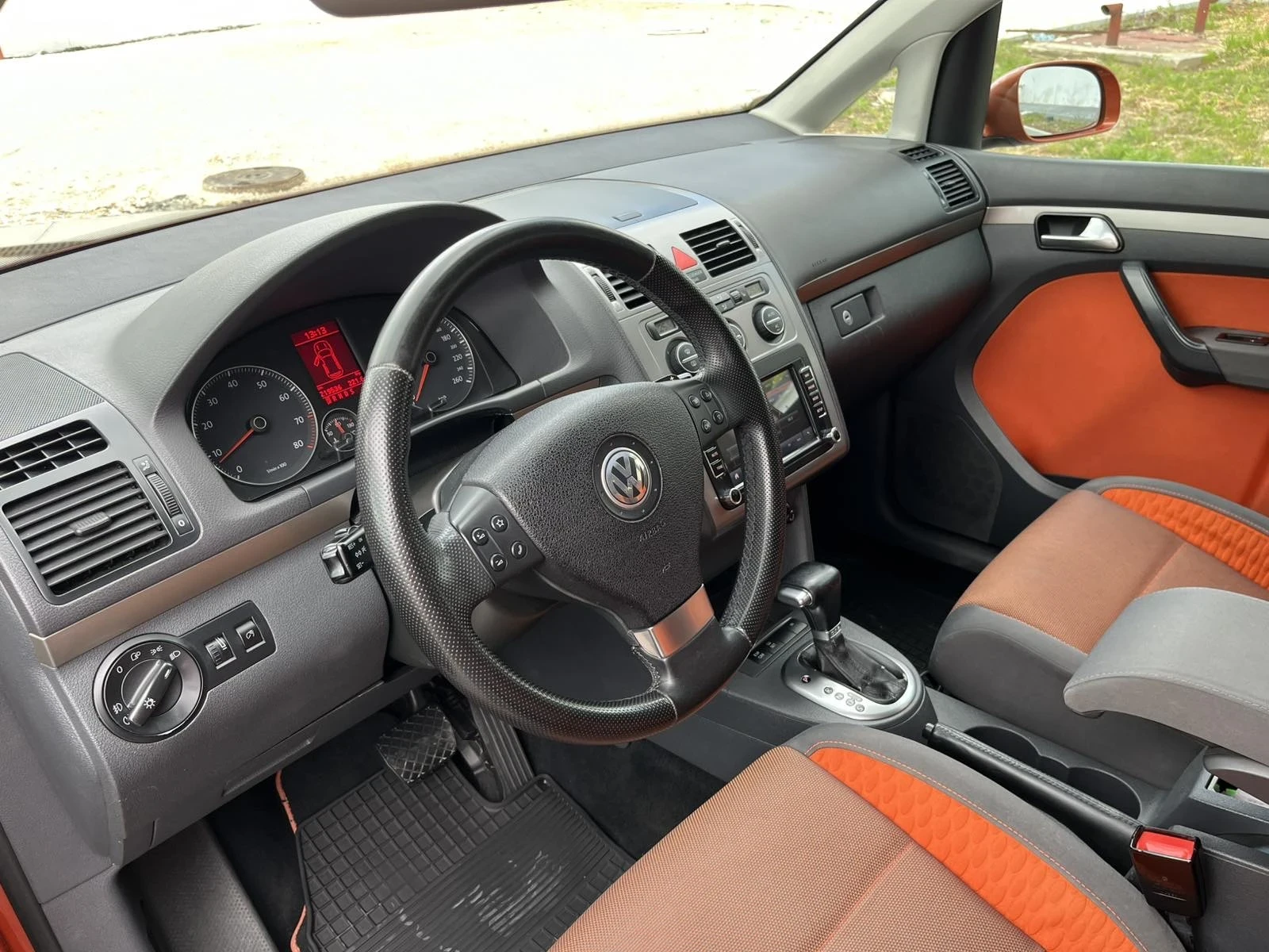 VW Touran 1, 4 TFSI, снимка 8 - Автомобили и джипове - 49108282