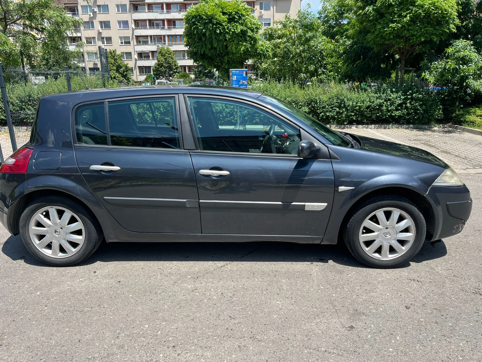 Renault Megane 1.5 dCi | 2005 | 6-степенна ръчна | Освежена, снимка 2 - Автомобили и джипове - 54879638