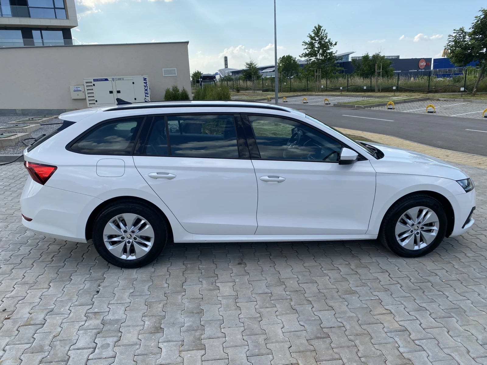 Skoda Octavia 2.0 TDI/ DSG/ Ambition/ Combi, снимка 4 - Автомобили и джипове - 55079112