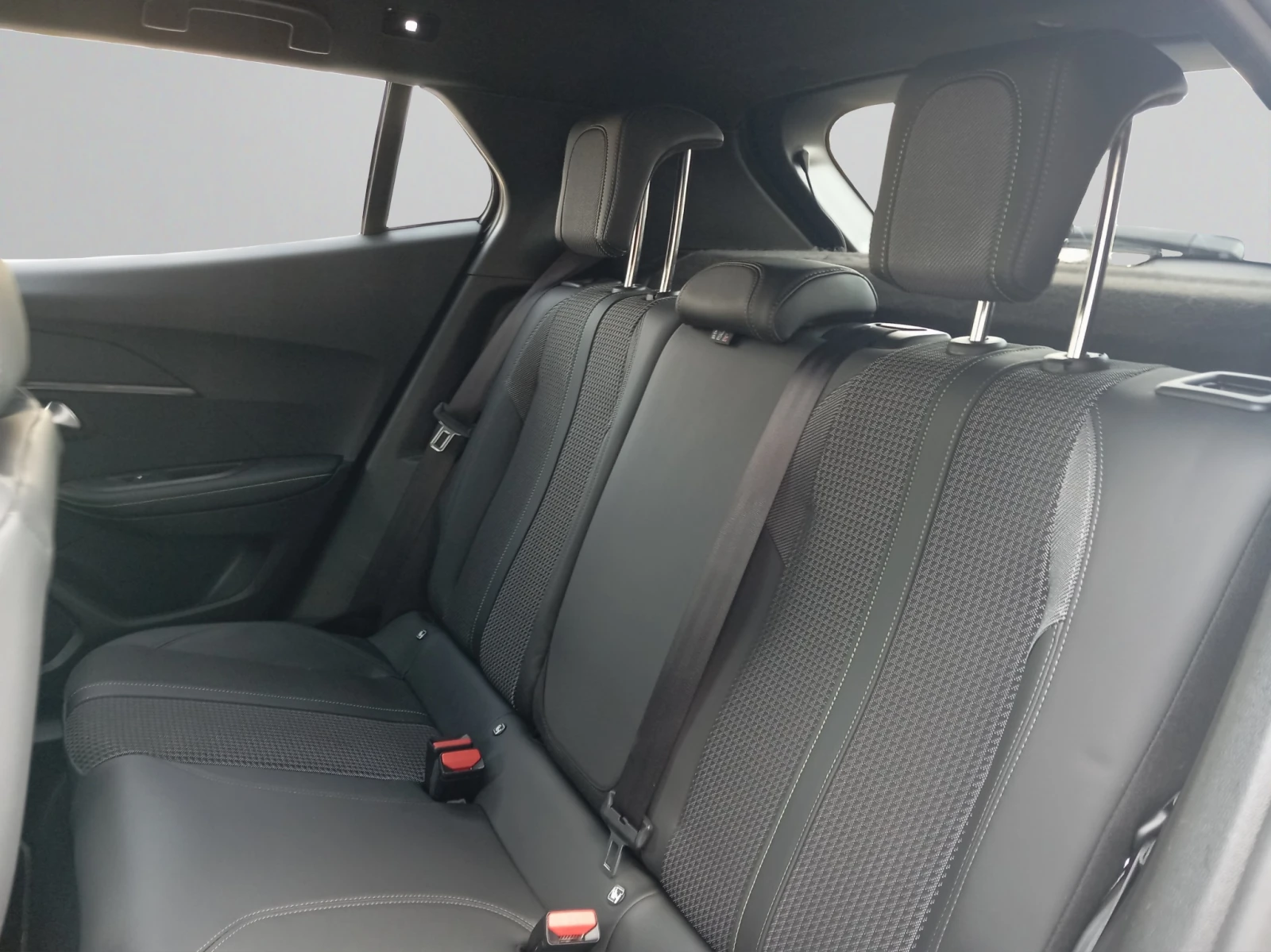 Peugeot 2008  New Line Up GT 1, 5 BlueHDi 130 EAT8 EURO6, снимка 12 - Автомобили и джипове - 53876027