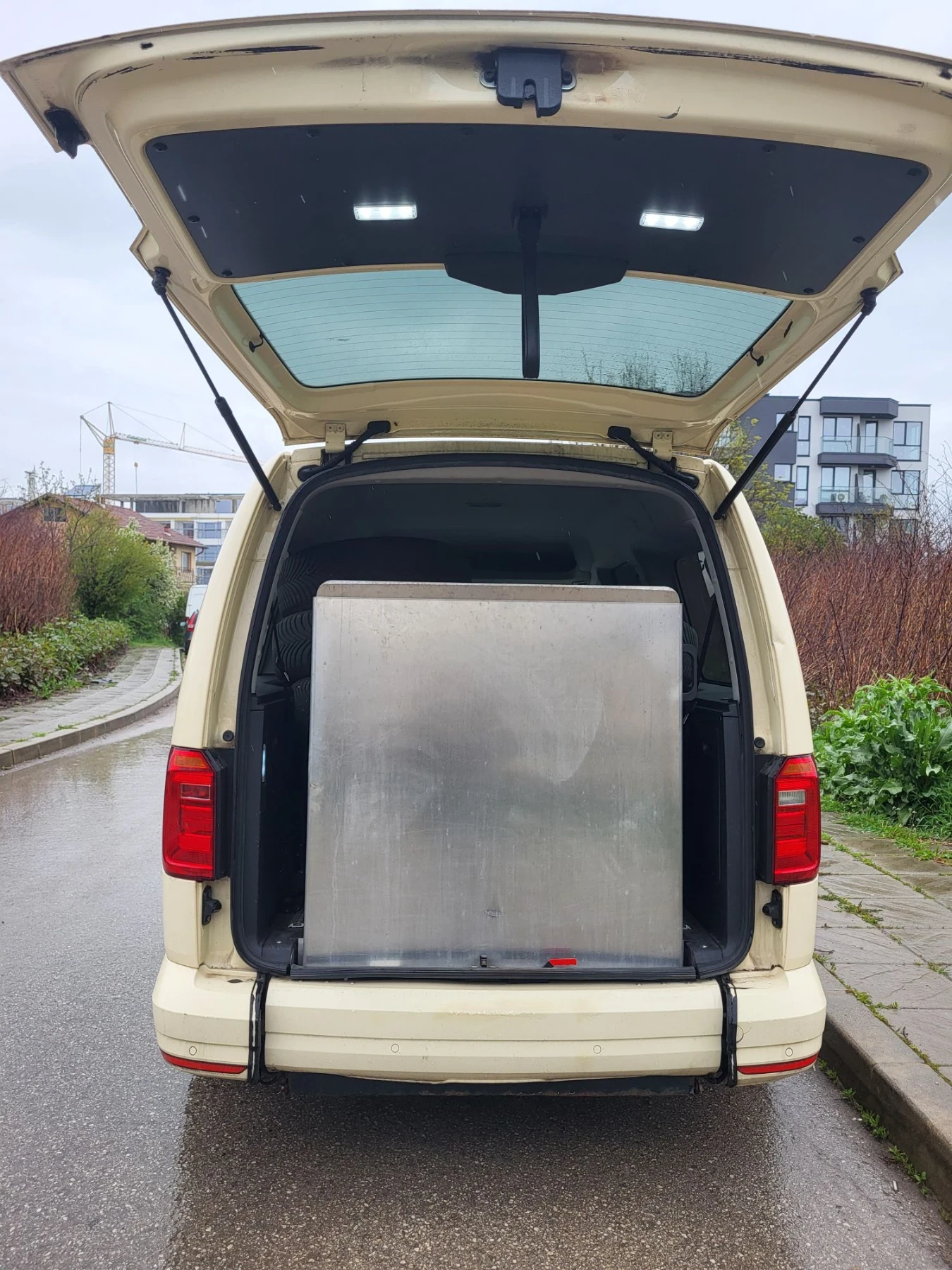 VW Caddy Инвалидна рампа 2.0тди  Автоматик , снимка 9 - Автомобили и джипове - 55950871