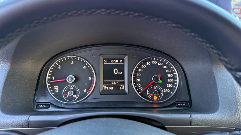 VW Touran 1.6TDI DSG НАВИ 6+ 1М, снимка 11 - Автомобили и джипове - 53263177