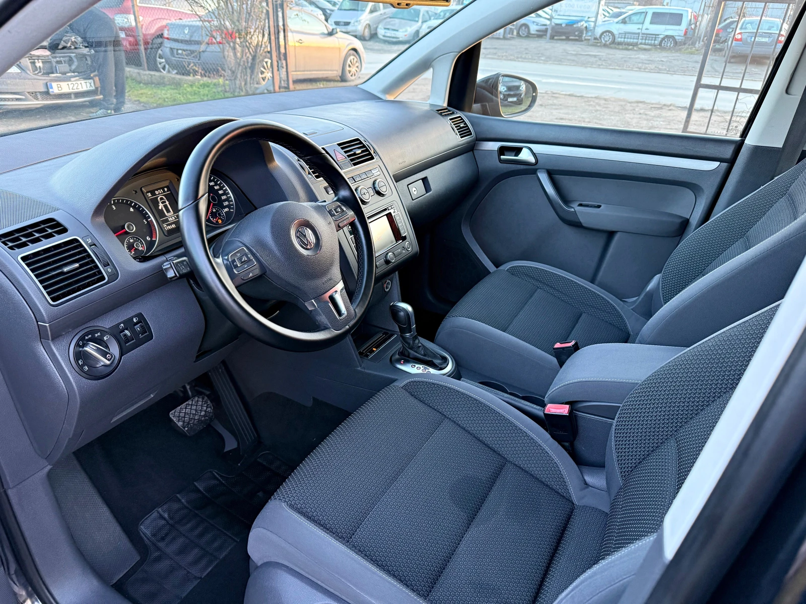 VW Touran 1.6TDI DSG НАВИ 6+ 1М - изображение 7