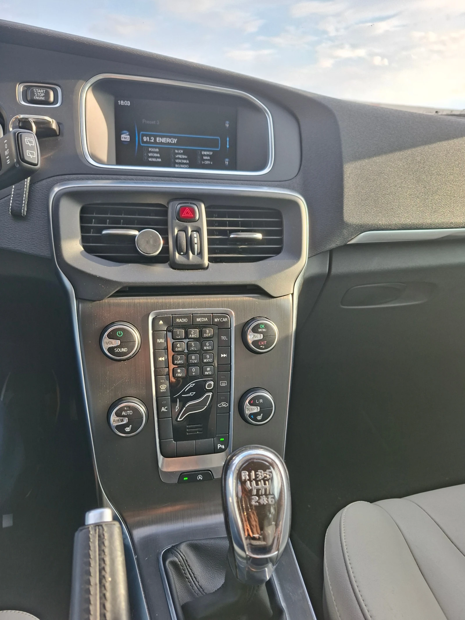 Volvo V40 1.6D Summum, снимка 4 - Автомобили и джипове - 54342764