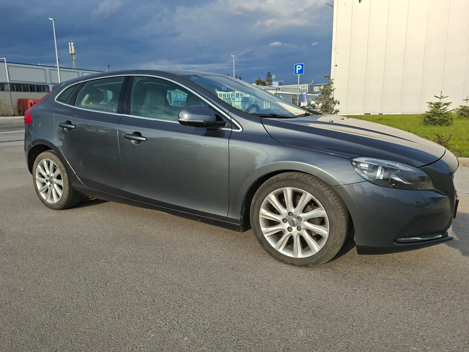 Volvo V40 1.6D Summum, снимка 10 - Автомобили и джипове - 54342764