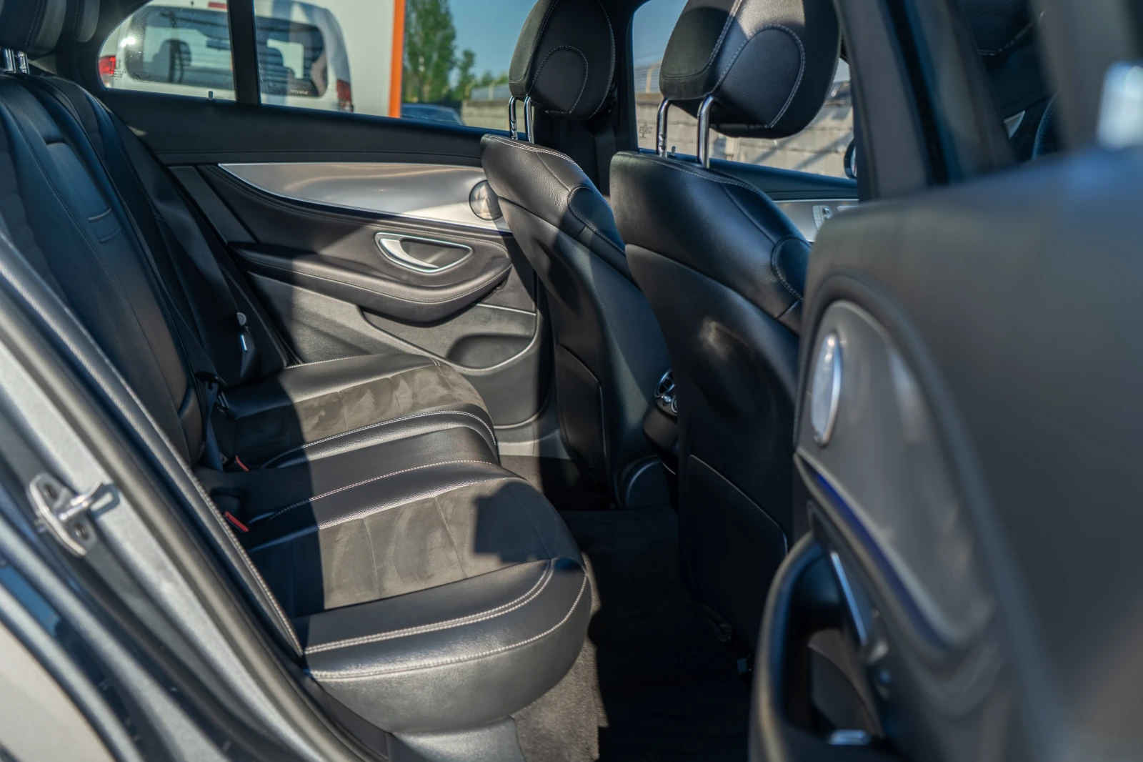 Mercedes-Benz E 220 D = AMBIENT = FULL = 2018 = 9G = ЛИЗИНГ = ГАРАНЦИЯ, снимка 11 - Автомобили и джипове - 54432136