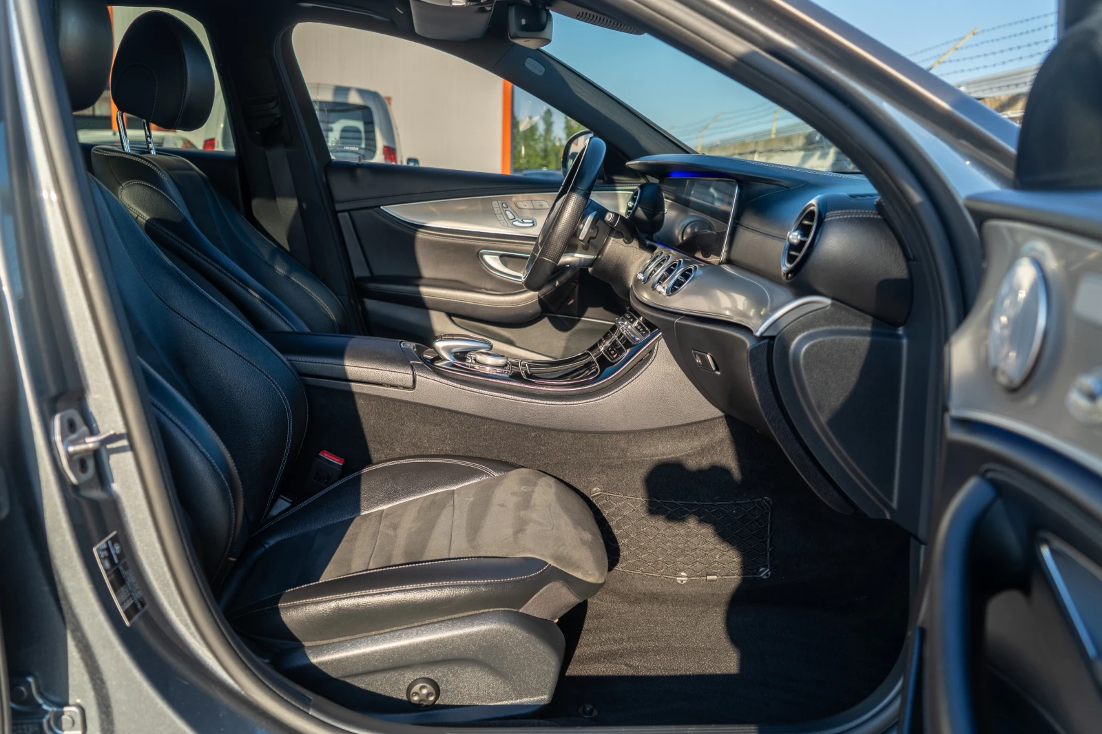 Mercedes-Benz E 220 D = AMBIENT = FULL = 2018 = 9G = ЛИЗИНГ = ГАРАНЦИЯ, снимка 8 - Автомобили и джипове - 54432136