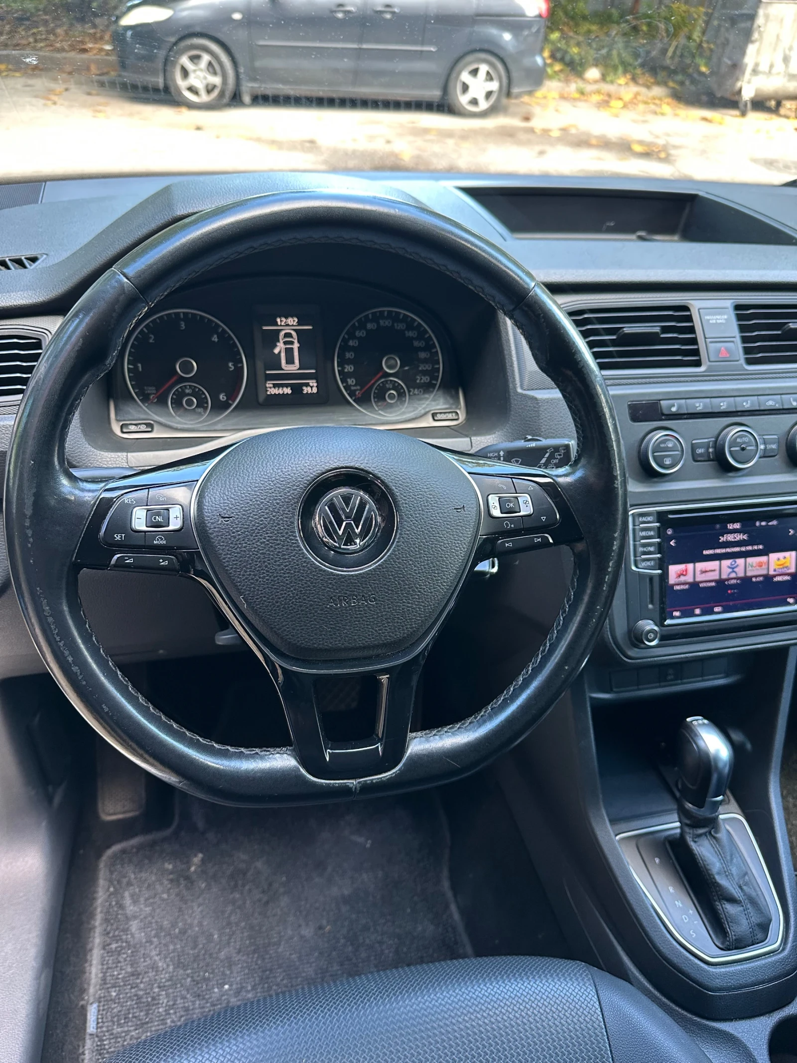 VW Caddy, снимка 8 - Автомобили и джипове - 56628392