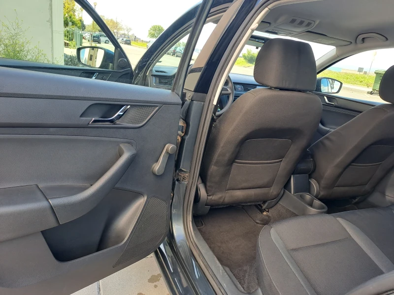 Skoda Rapid 1, 6 TDI автоматик, снимка 16 - Автомобили и джипове - 51484818