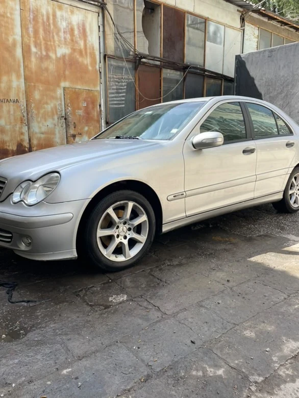 Mercedes-Benz C 220, снимка 4 - Автомобили и джипове - 48018569