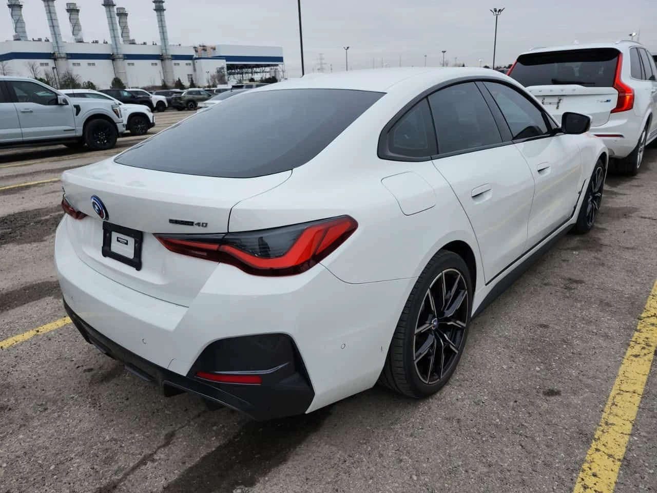 BMW i4 EDRIVE40| HARMAN KARDON| AMBIENT| PANO| 2 КЛЮЧА , снимка 3 - Автомобили и джипове - 54069561