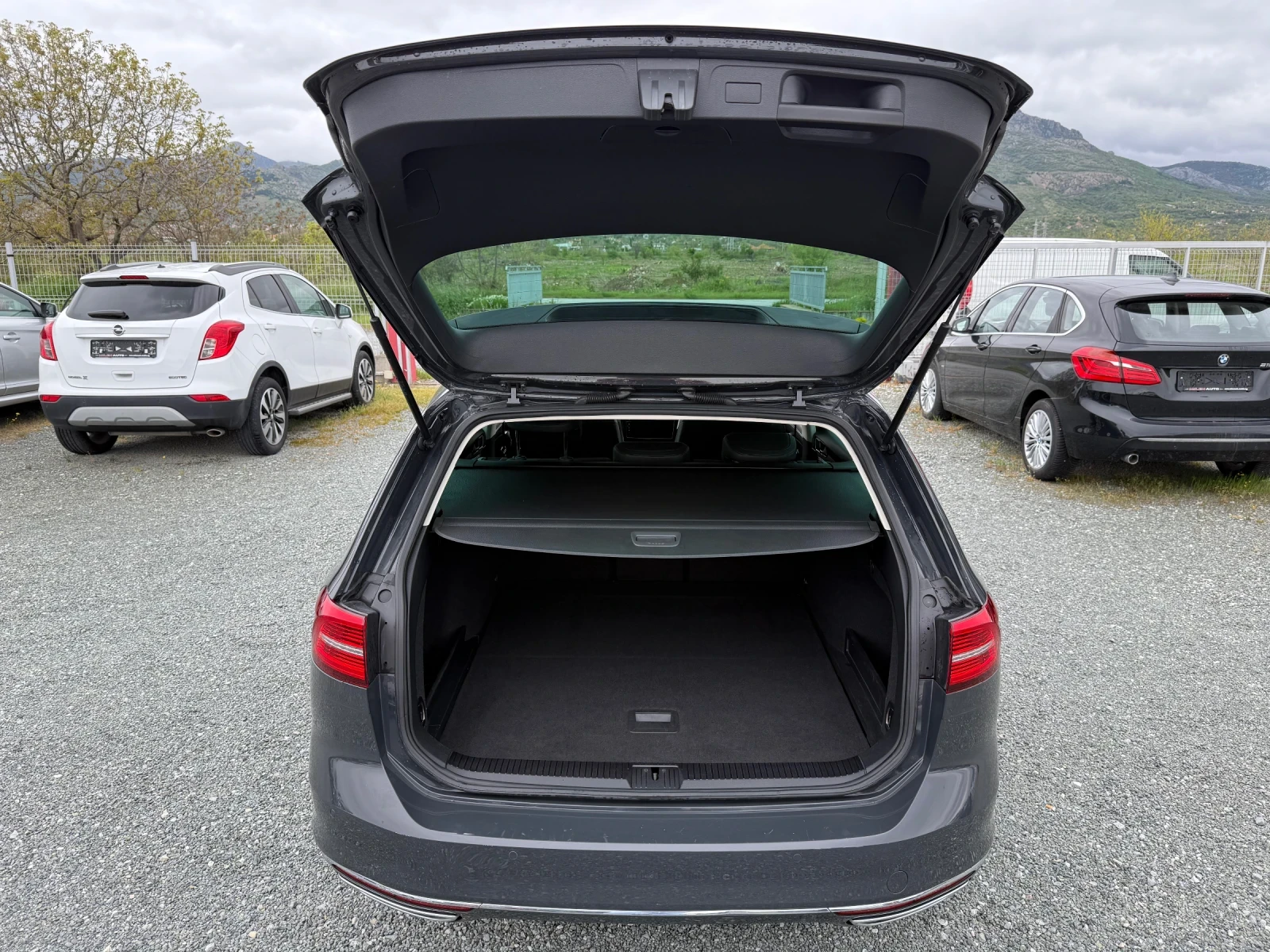 VW Passat (KATO НОВА)^(R-Line), снимка 16 - Автомобили и джипове - 54363985