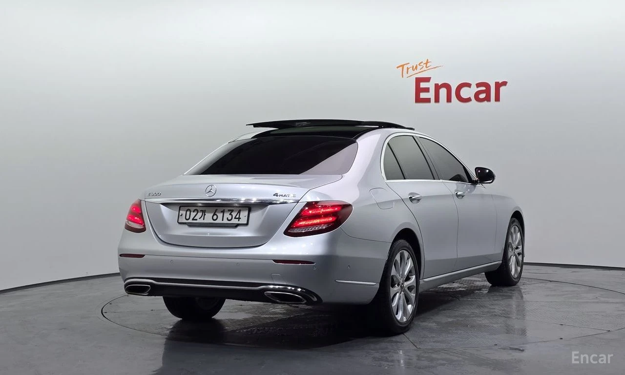 Mercedes-Benz E 300 4MATIC Exclusive* DIGITAL* 360* HEAD-UP* ОБДУХВАНЕ, снимка 2 - Автомобили и джипове - 54623377