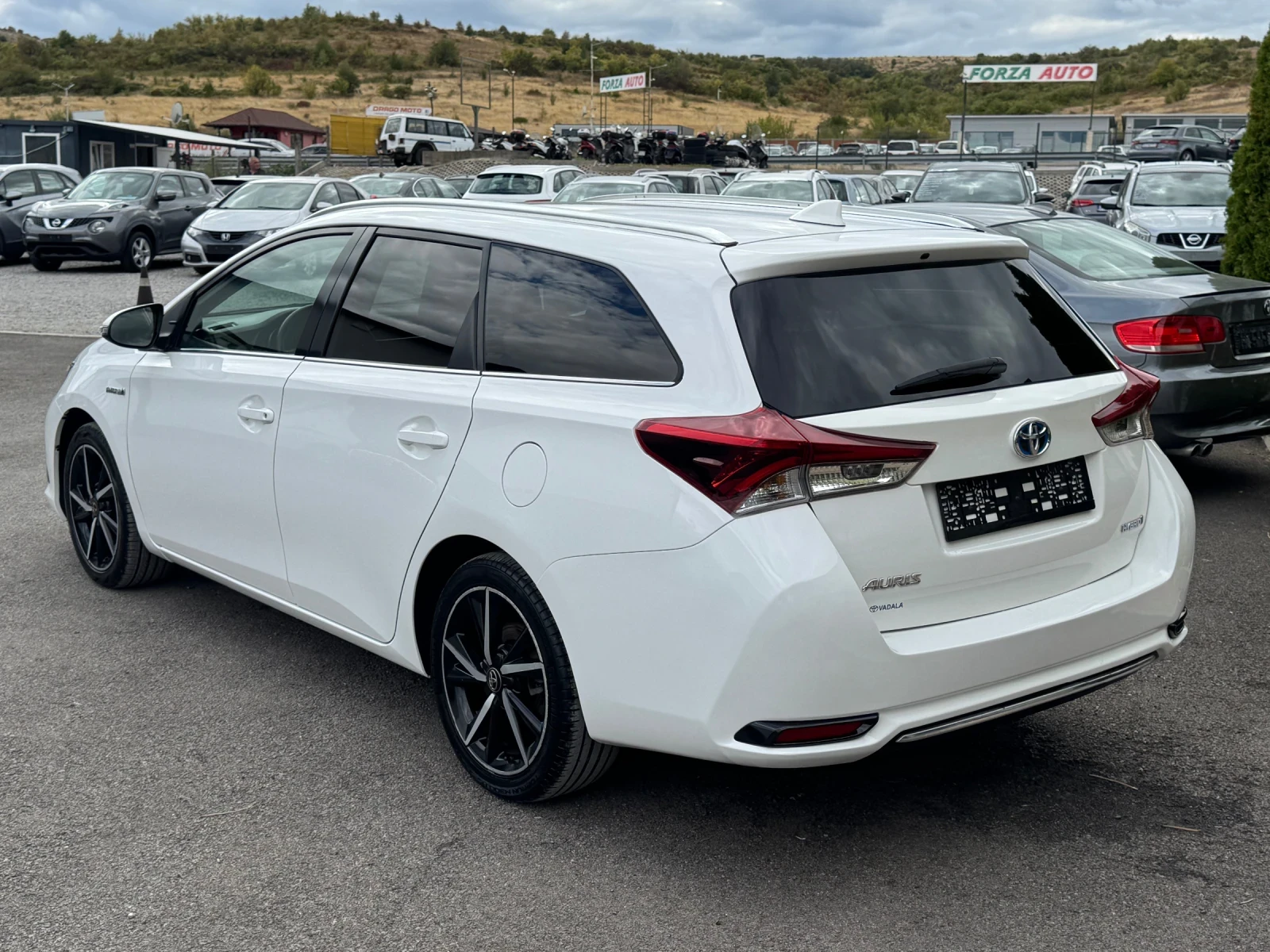 Toyota Auris 1.8HYBRID 120000km, снимка 4 - Автомобили и джипове - 56209592