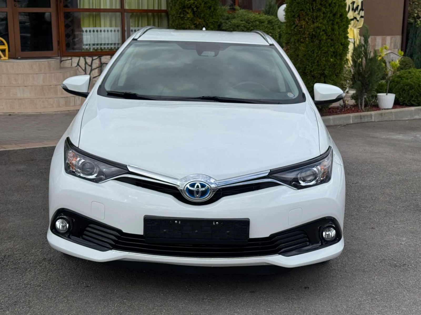 Toyota Auris 1.8HYBRID 120000km, снимка 2 - Автомобили и джипове - 56209592