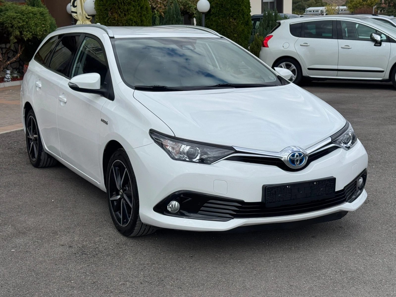 Toyota Auris 1.8HYBRID 120000km, снимка 3 - Автомобили и джипове - 56209592