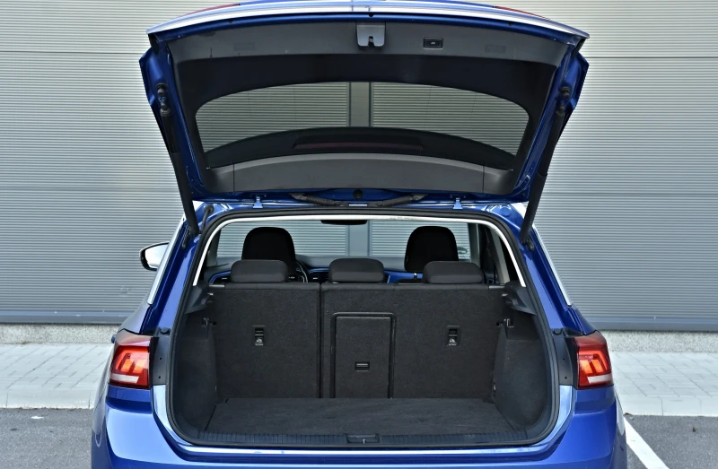 VW T-Roc 2.0TDI/Sport Line/4motion/Distronic/Beast/, снимка 17 - Автомобили и джипове - 53100258