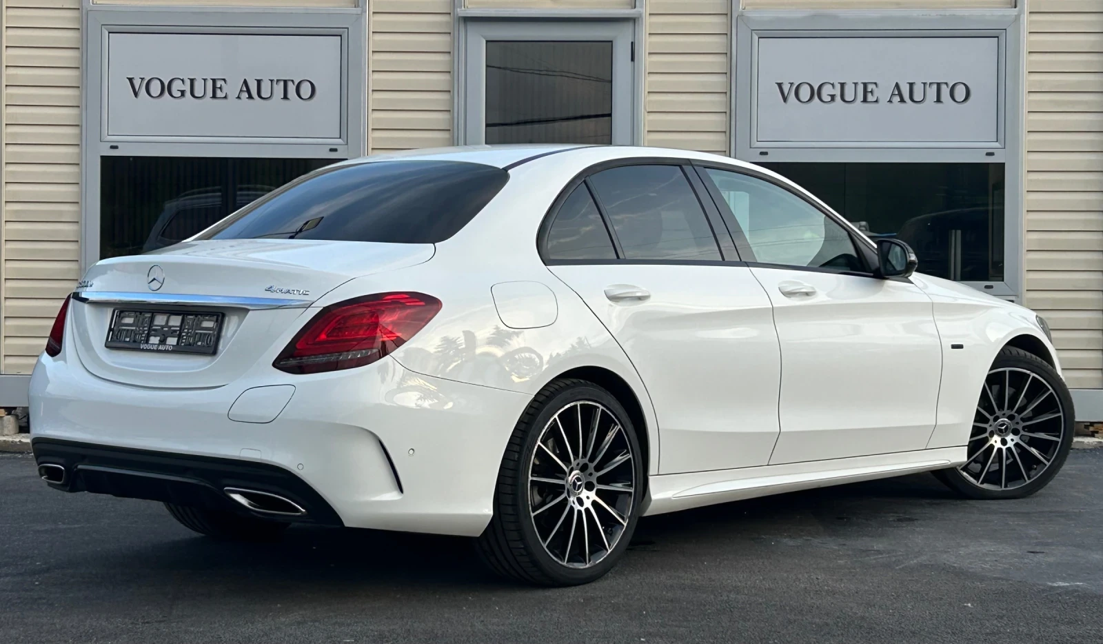 Mercedes-Benz C 300 e* 4Matic* AMG* 360* MEMORY* BURMESTER* AIR, снимка 2 - Автомобили и джипове - 54813817