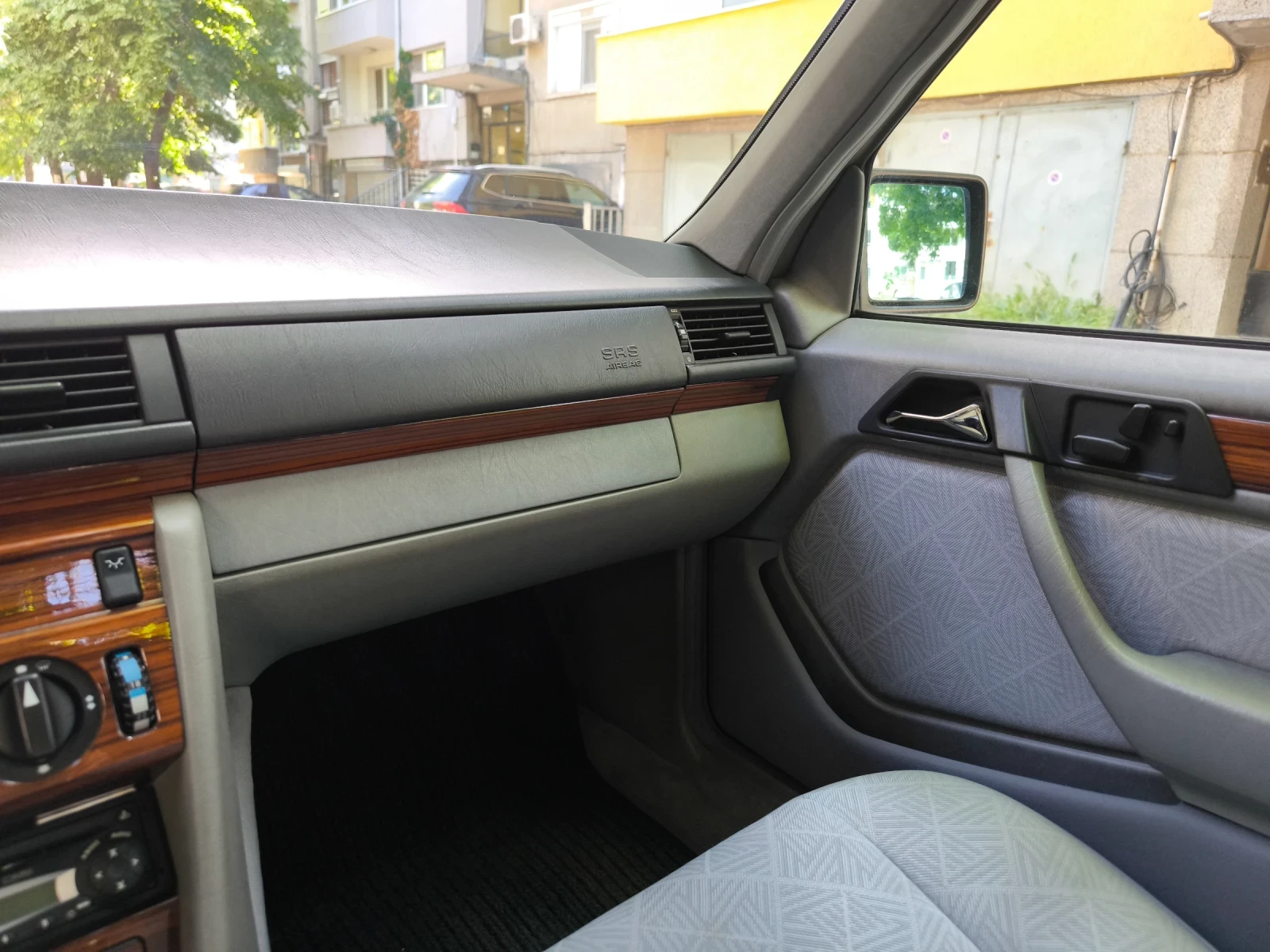 Mercedes-Benz E 200, снимка 11 - Автомобили и джипове - 54821313