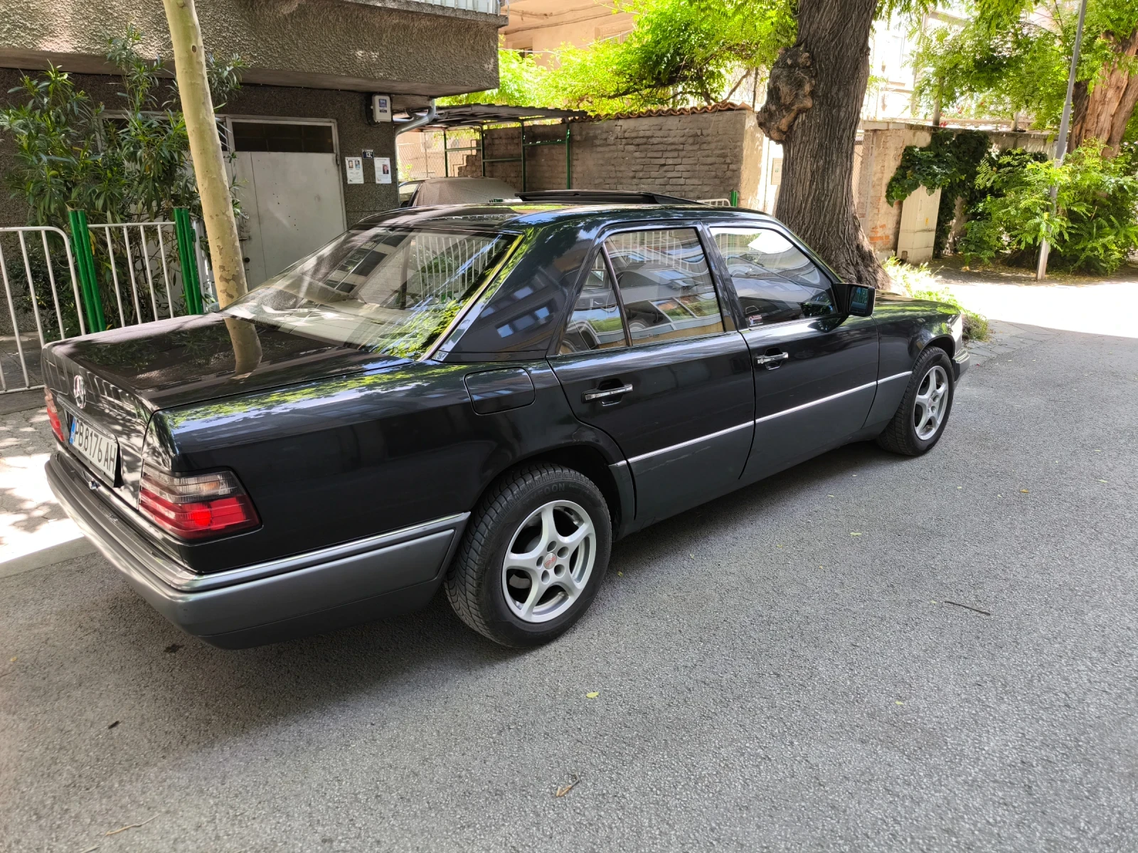 Mercedes-Benz E 200, снимка 2 - Автомобили и джипове - 54821313