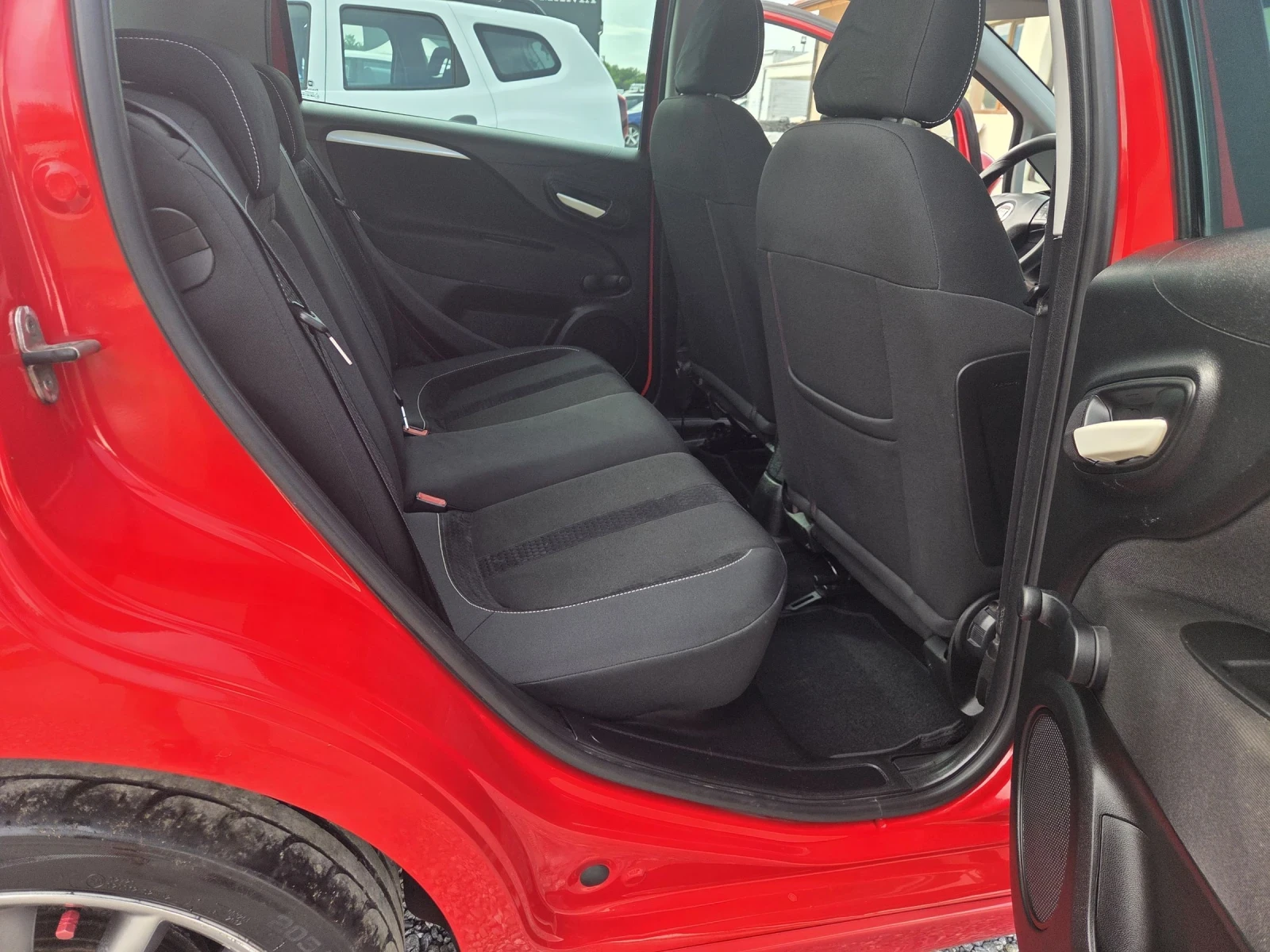 Fiat Punto EVO 1.3 m-jet sport, снимка 11 - Автомобили и джипове - 55101542