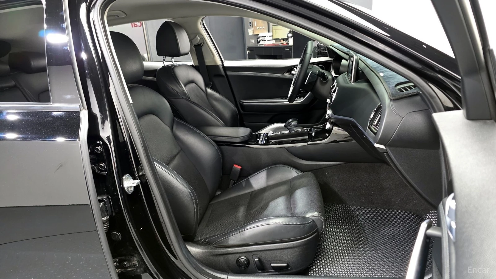 Kia Stinger 4X4* PLATINUM* КАМЕРА* HEADUP* ПЕРА* ОБДУХВАНЕ* , снимка 12 - Автомобили и джипове - 55639057