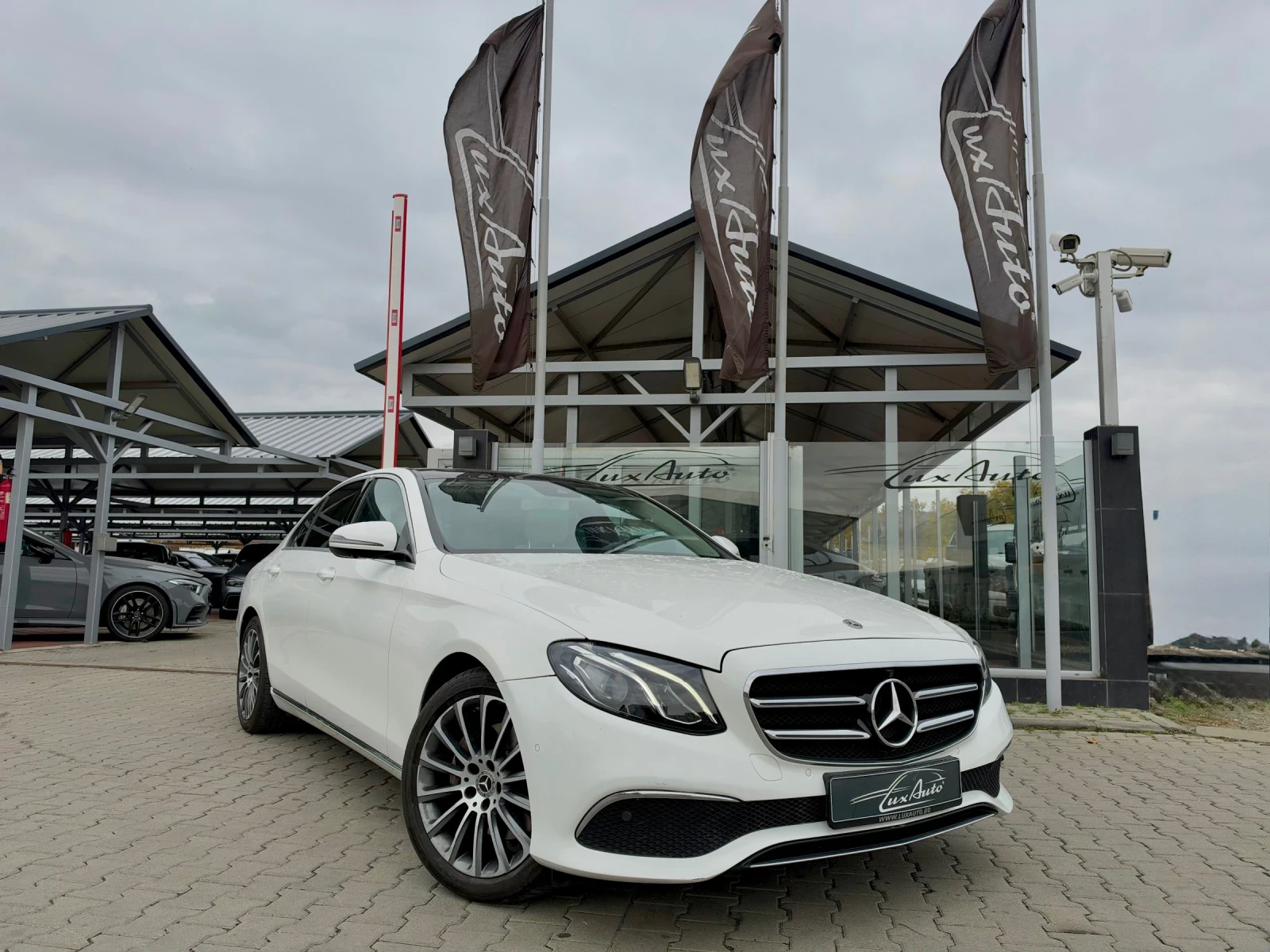Mercedes-Benz E 220 4MATIC#DESIGNO#PANORAMA#FACE#360* CAMERA, снимка 2 - Автомобили и джипове - 56749381