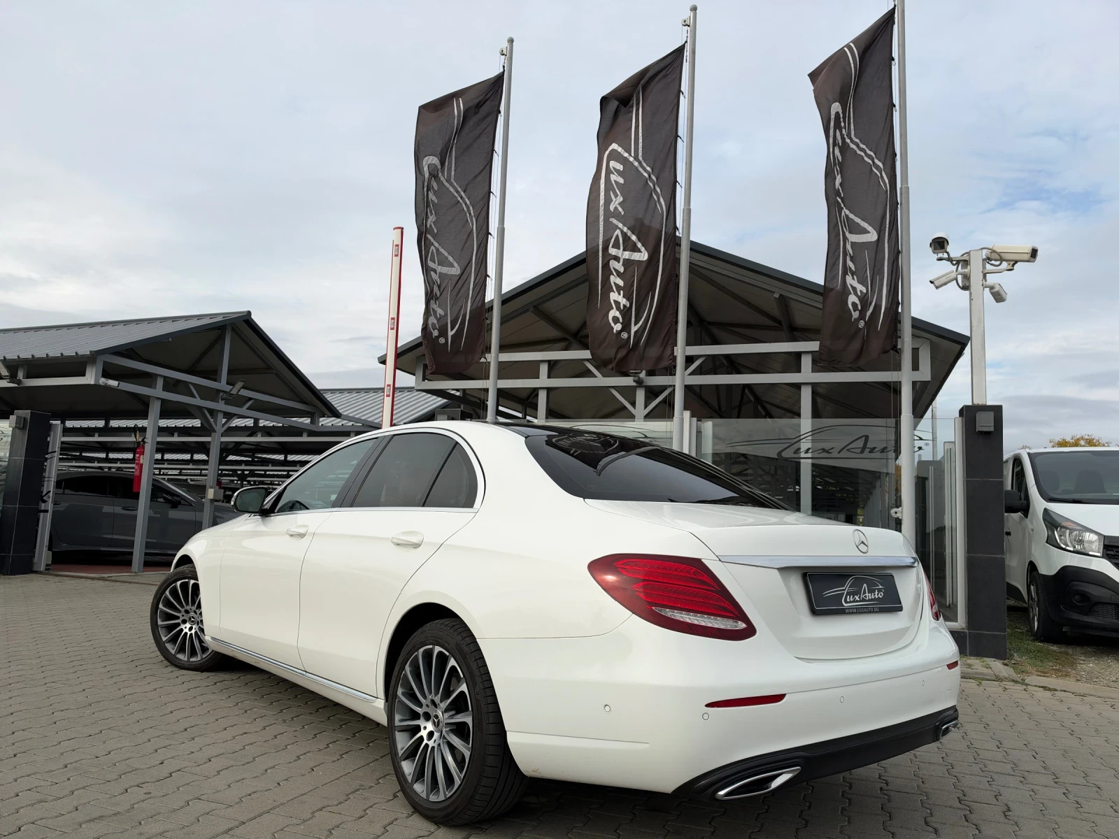 Mercedes-Benz E 220 4MATIC#DESIGNO#PANORAMA#FACE#360* CAMERA, снимка 3 - Автомобили и джипове - 56749381