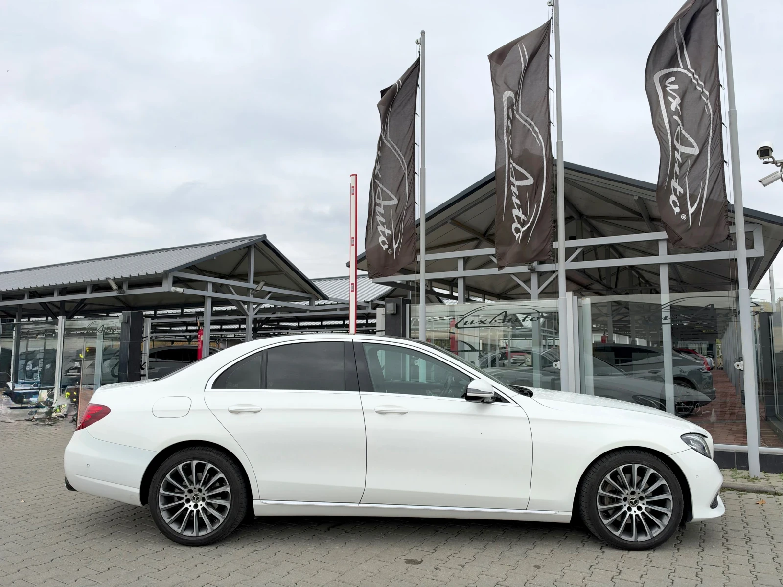 Mercedes-Benz E 220 4MATIC#DESIGNO#PANORAMA#FACE#360* CAMERA, снимка 7 - Автомобили и джипове - 56749381