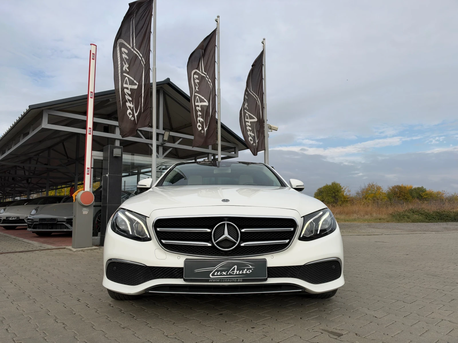 Mercedes-Benz E 220 4MATIC#DESIGNO#PANORAMA#FACE#360* CAMERA, снимка 5 - Автомобили и джипове - 56749381