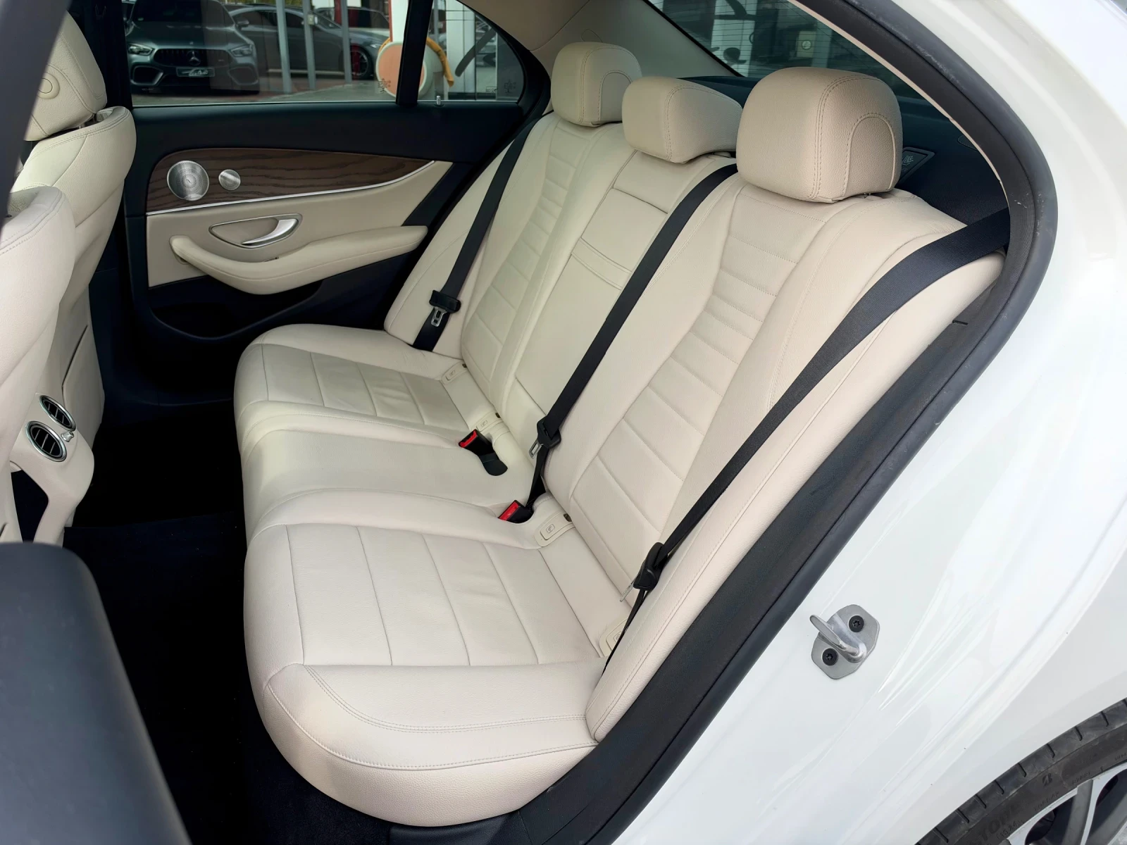 Mercedes-Benz E 220 4MATIC#DESIGNO#PANORAMA#FACE#360* CAMERA, снимка 13 - Автомобили и джипове - 56749381