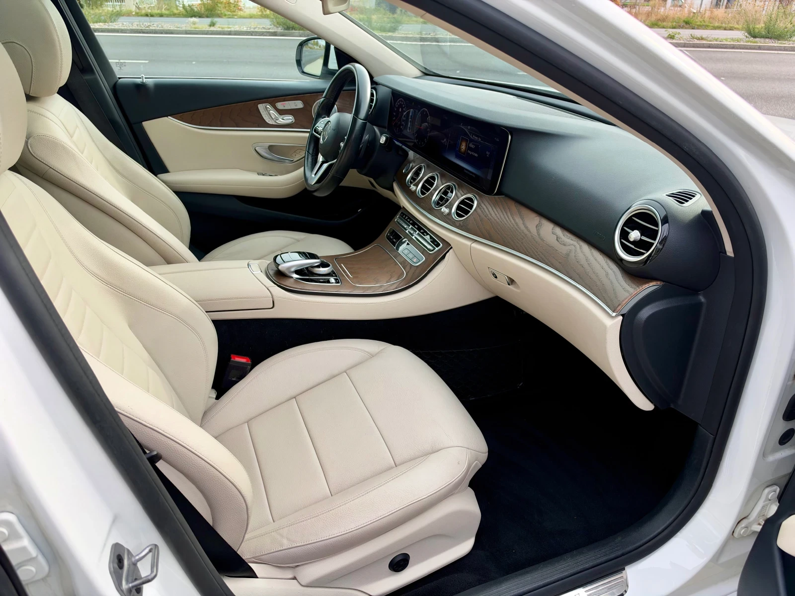 Mercedes-Benz E 220 4MATIC#DESIGNO#PANORAMA#FACE#360* CAMERA, снимка 9 - Автомобили и джипове - 56749381