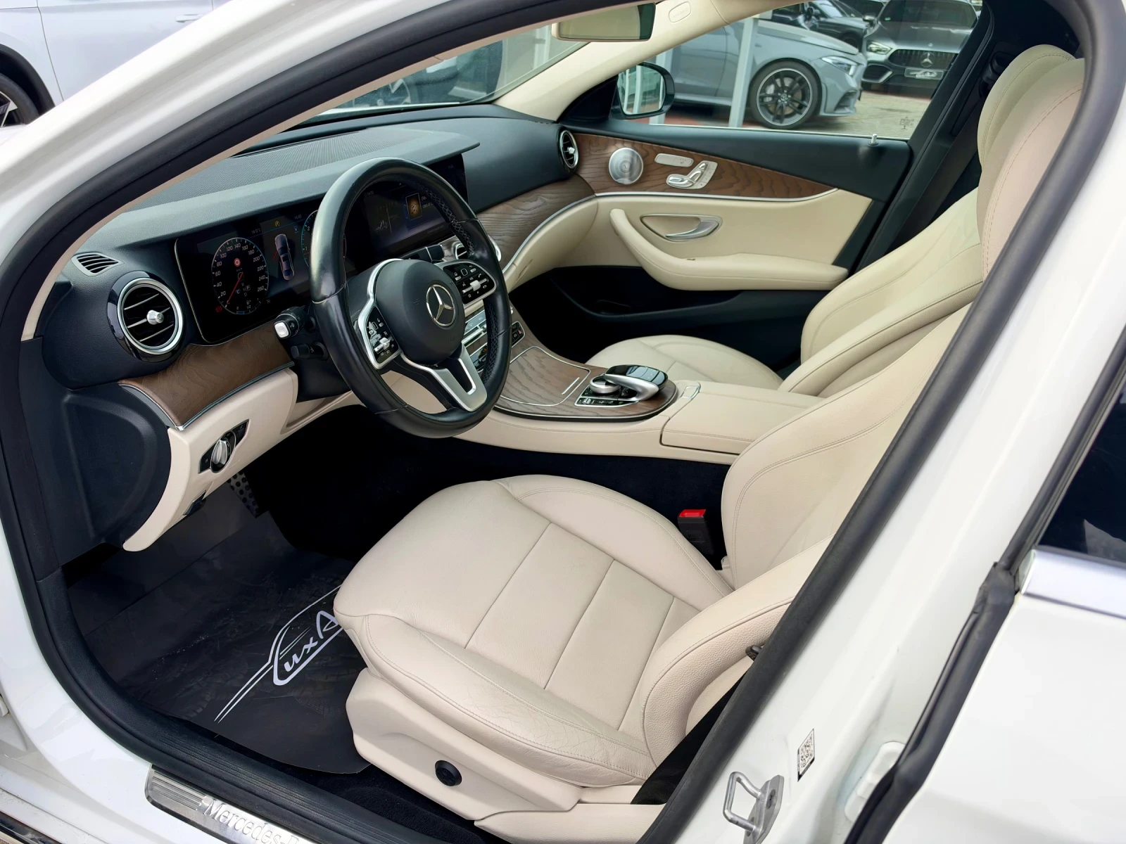 Mercedes-Benz E 220 4MATIC#DESIGNO#PANORAMA#FACE#360* CAMERA, снимка 8 - Автомобили и джипове - 56749381