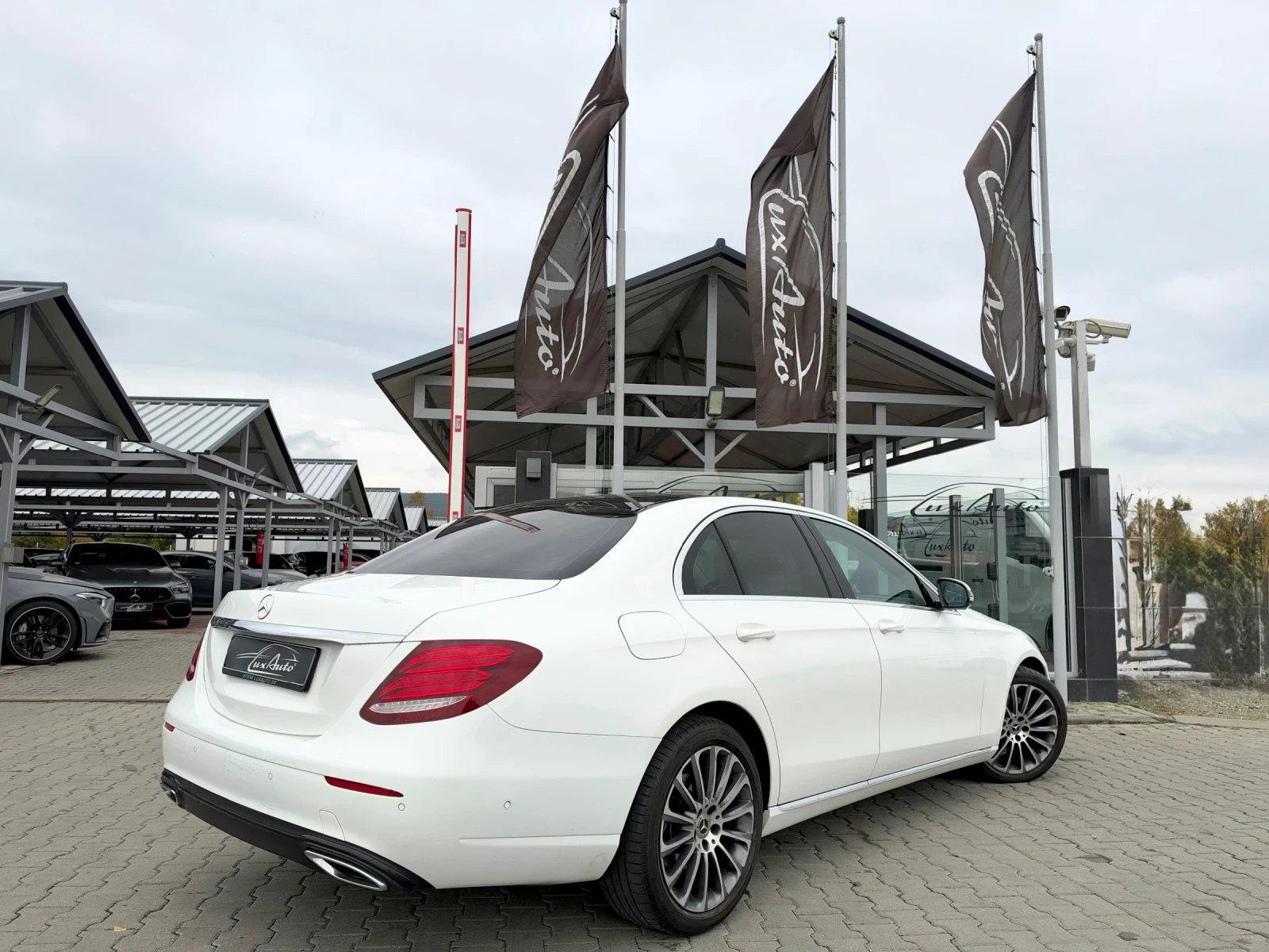 Mercedes-Benz E 220 4MATIC#DESIGNO#PANORAMA#FACE#360* CAMERA, снимка 4 - Автомобили и джипове - 56749381