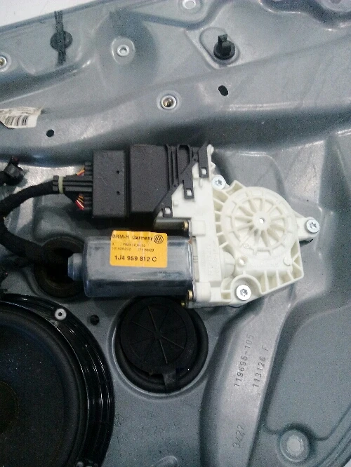 Задна дясна ел.машинка стъкло за Фолксваген Голф 4(комби),стъклоповдигач