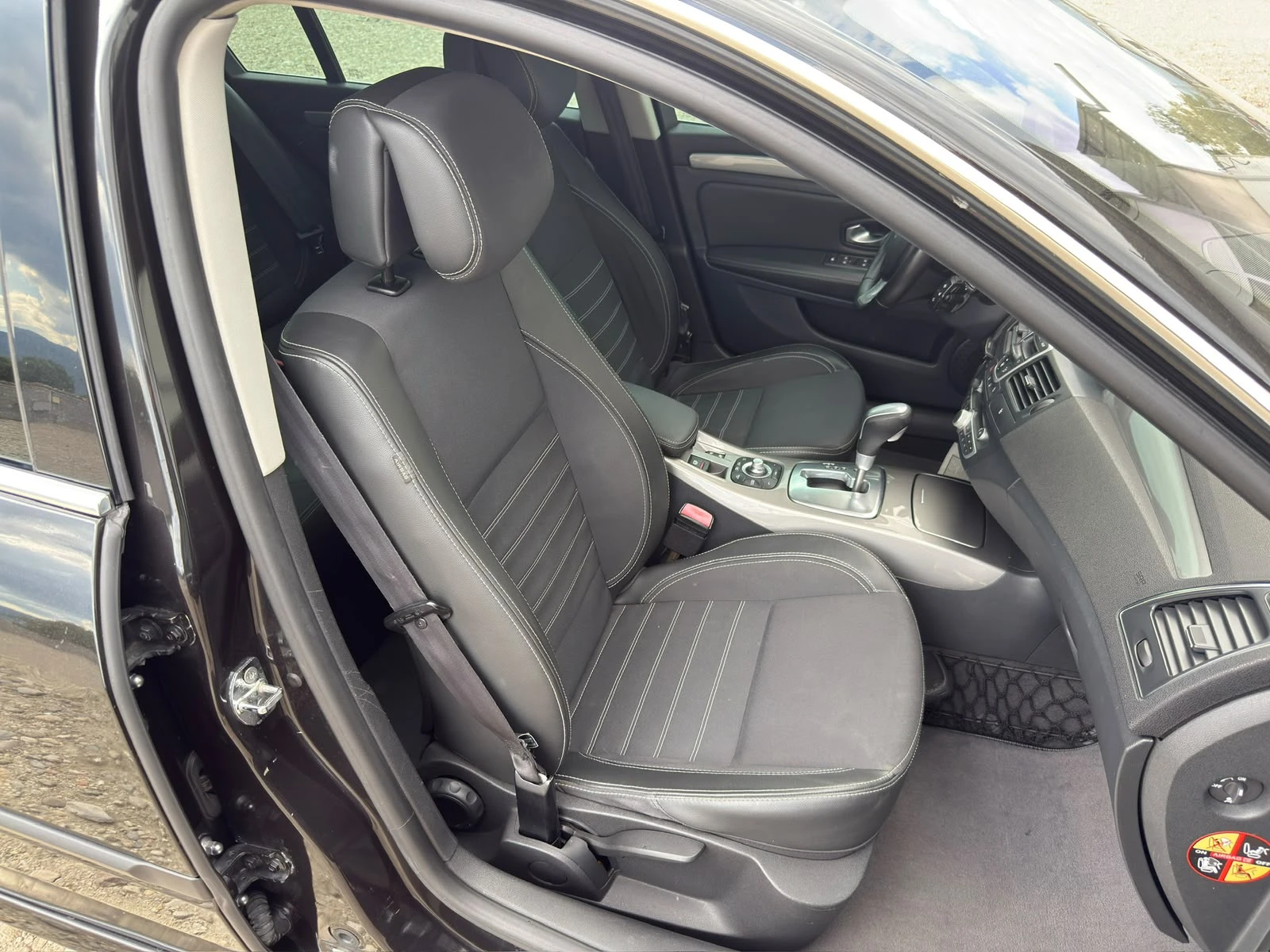 Renault Laguna 2.0 DCI Автомат/Навигация/Keyless/Собствен лизинг, снимка 12 - Автомобили и джипове - 55056348